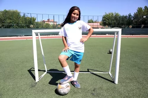 10 Yaşındaki Dilara, Futbolda Erkekleri Çalıma Diziyor 10 Yaşındaki Dilara, Futbolda Erkekleri Çalıma Diziyor