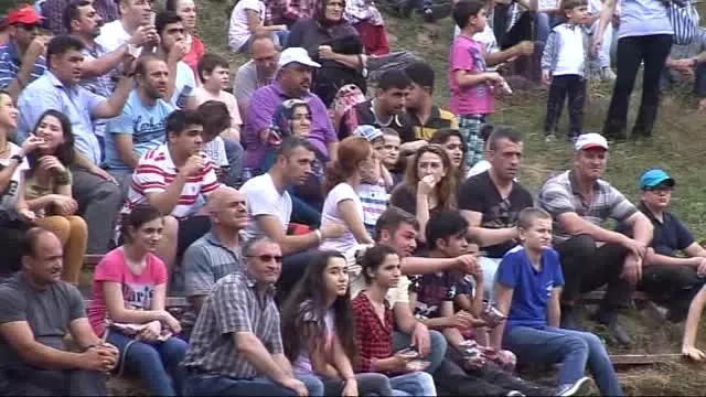 1200 Rakımlı Kafkasör Yaylası'nda Motosikletçilerin Gösterisi