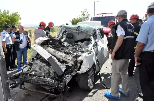 Uşak'ta Trafik Kazası: 2 Ölü