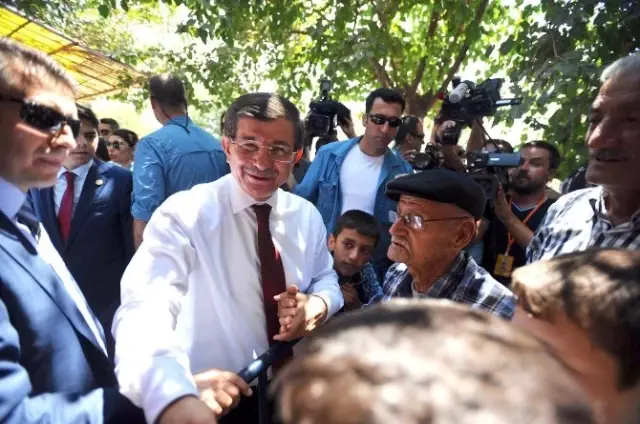Başbakan Davutoğlu, Suriye Sınırına Sıfır Noktada İncelemelerde Bulundu