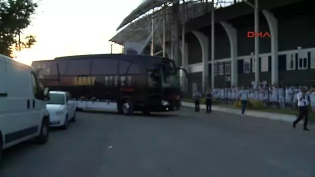 Galatasaray Otobusune Cekic Ve Tasli Saldiri Haber