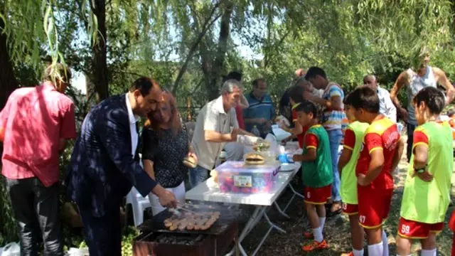 Yaz Futbol Okulu Öğrencilerine Mangallı Veda Yaz Futbol Okulu Öğrencilerine Mangallı Veda