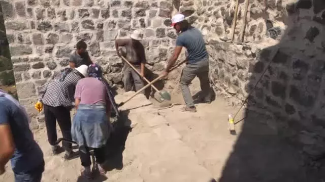Niksar Kalesi Gün Yüzüne Çıkarılıyor Niksar Kalesi Gün Yüzüne Çıkarılıyor