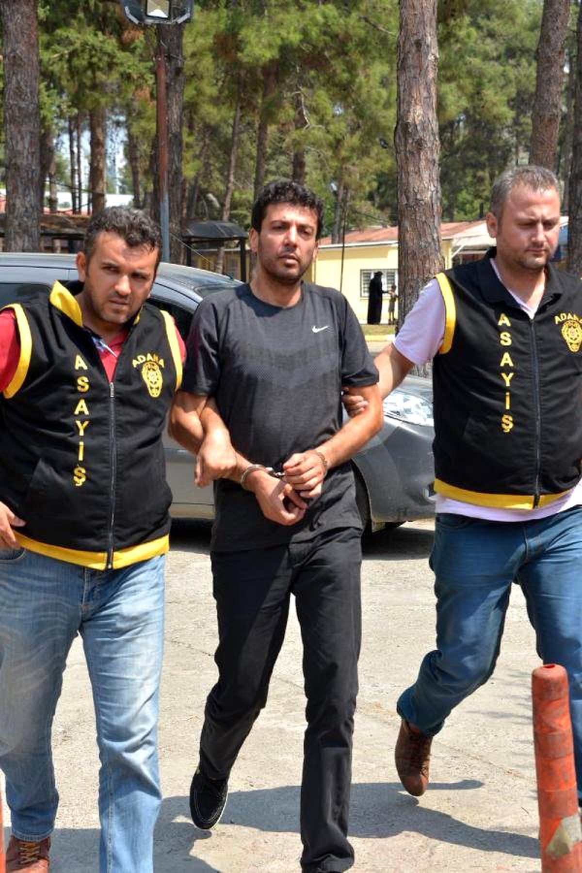 polis kacak hirsizi yakalamak icin 3 saat arama karari beklediler