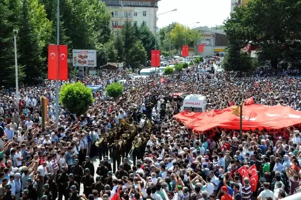 Şehit Uzman Çavuş Gencer'i 5 Bin Kişi Son Yolculuğuna Uğurladı