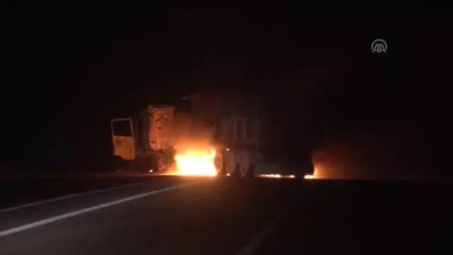 Tunceli'de Yol Kesen Teröristler Bir Tırı Ateşe Verdi Tunceli'de Yol Kesen Teröristler Bir Tırı Ateşe Verdi