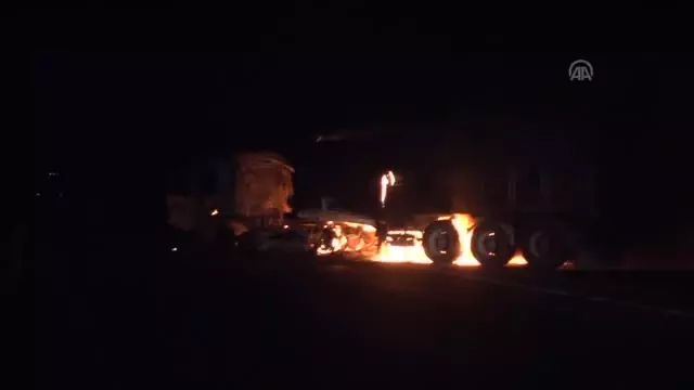 Tunceli'de Yol Kesen Teröristler Bir Tırı Ateşe Verdi Tunceli'de Yol Kesen Teröristler Bir Tırı Ateşe Verdi