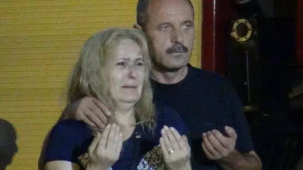 Adapazarı'nda Deprem Kurbanları Gözyaşları ve Dualarla Anıldı Adapazarı'nda Deprem Kurbanları Gözyaşları ve Dualarla Anıldı
