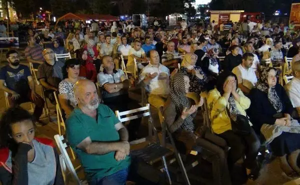 Adapazarı'nda Deprem Kurbanları Gözyaşları ve Dualarla Anıldı Adapazarı'nda Deprem Kurbanları Gözyaşları ve Dualarla Anıldı
