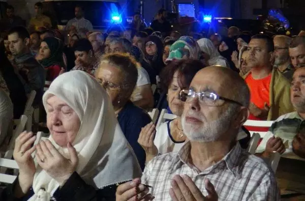 Adapazarı'nda Deprem Kurbanları Gözyaşları ve Dualarla Anıldı Adapazarı'nda Deprem Kurbanları Gözyaşları ve Dualarla Anıldı