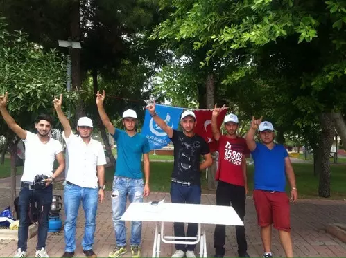 Ülkü Ocakları Toplu Ulaşım Araçlarında Bildiri Dağıttı Ülkü Ocakları Toplu Ulaşım Araçlarında Bildiri Dağıttı