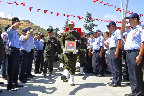 Şehit Jandarma Teğmen Turan, Gözyaşları Arasında Toprağa Verildi