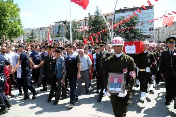 Şehit Teğmen Turan'ı 10 Bin Kişi Son Yolculuğuna Uğurladı