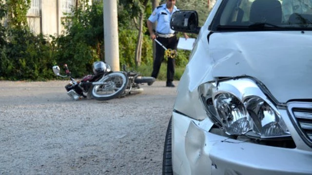 Motosiklet Kazası Eren  . Kazada Motosikletteki Iki Kişiden Biri Öldü, Diğeri Yaralandı.