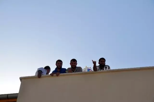 Paramızı Alamadık' Deyip Çatıya Çıktılar Paramızı Alamadık' Deyip Çatıya Çıktılar