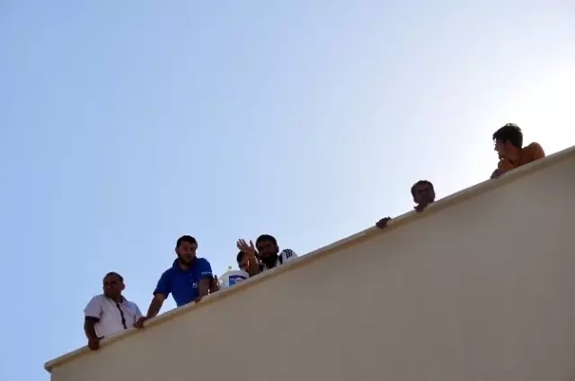 Paramızı Alamadık' Deyip Çatıya Çıktılar Paramızı Alamadık' Deyip Çatıya Çıktılar