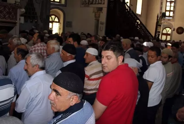 Kütahya'da Yunus Koca İçin Gıyabi Cenaze Namazı Kütahya'da Yunus Koca İçin Gıyabi Cenaze Namazı