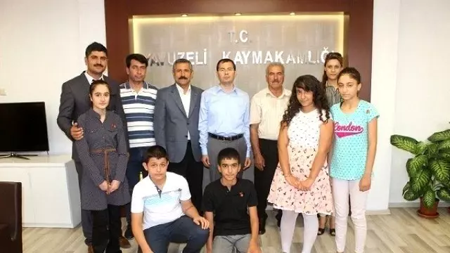 Muhtar Fen Lisesini Kazanan Çocuklara Altın Hediye Etti Muhtar Fen Lisesini Kazanan Çocuklara Altın Hediye Etti
