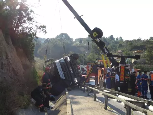 Beykoz'da Çöp Kamyonu Devrildi..1 Ölü.. Beykoz'da Çöp Kamyonu Devrildi..1 Ölü..