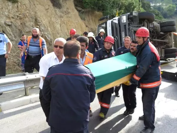 Beykoz'da Çöp Kamyonu Devrildi..1 Ölü.. Beykoz'da Çöp Kamyonu Devrildi..1 Ölü..