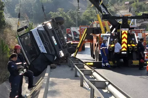 Virajı Alamayan Çöp Kamyonu Devrildi: 1 Ölü Virajı Alamayan Çöp Kamyonu Devrildi: 1 Ölü