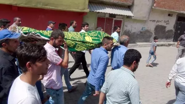 Cizre'de Sokağa Çıkma Yasağı ve Operasyonlar Sürüyor (2) Cizre'de Sokağa Çıkma Yasağı ve Operasyonlar Sürüyor (2)