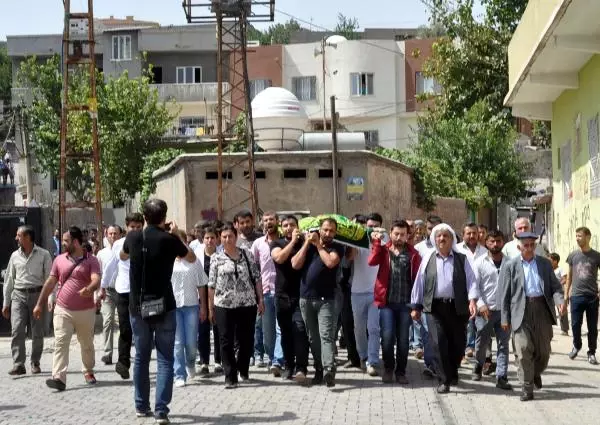 Cizre'de Sokağa Çıkma Yasağı ve Operasyonlar Sürüyor (2) Cizre'de Sokağa Çıkma Yasağı ve Operasyonlar Sürüyor (2)