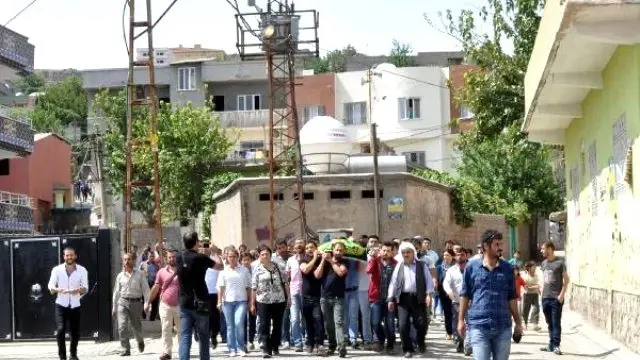 Cizre'de Sokağa Çıkma Yasağı ve Operasyonlar Sürüyor (2) Cizre'de Sokağa Çıkma Yasağı ve Operasyonlar Sürüyor (2)