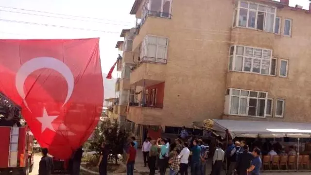 Kahramanmaraşlı Şehit Başkomiserin Evinde Yas Kahramanmaraşlı Şehit Başkomiserin Evinde Yas