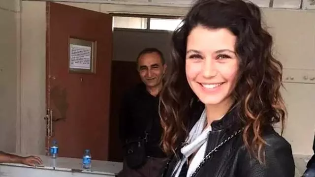 Beren Saat E Kizan Ulkuculer Vehbi Koc Yalisi Ni Basti Istanbul