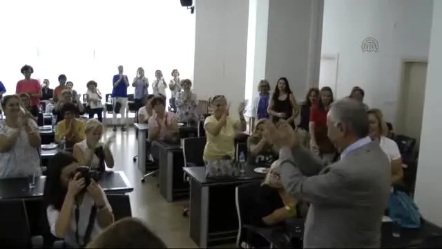 Çanakkale Belediye Başkanı Ülgür Gökhan'ın Pilav Dağıtması Çanakkale Belediye Başkanı Ülgür Gökhan'ın Pilav Dağıtması
