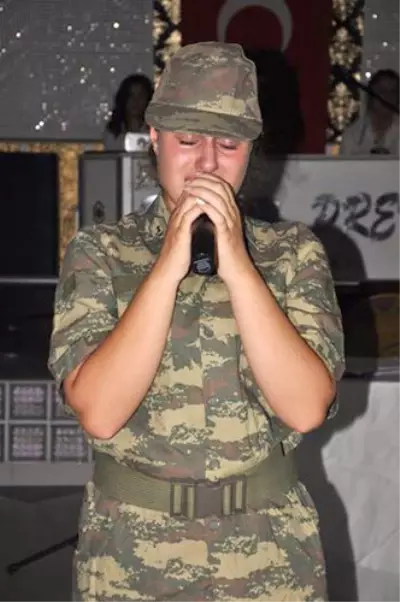 Şehitler İçin Şiir Okurken Hem Ağladı, Hem Ağlattı Şehitler İçin Şiir Okurken Hem Ağladı, Hem Ağlattı