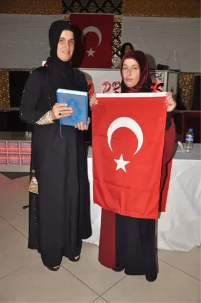 Şehitler İçin Şiir Okurken Hem Ağladı, Hem Ağlattı Şehitler İçin Şiir Okurken Hem Ağladı, Hem Ağlattı