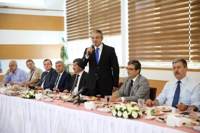 Karşıyaka Hizmette Tek Vücut Karşıyaka Hizmette Tek Vücut