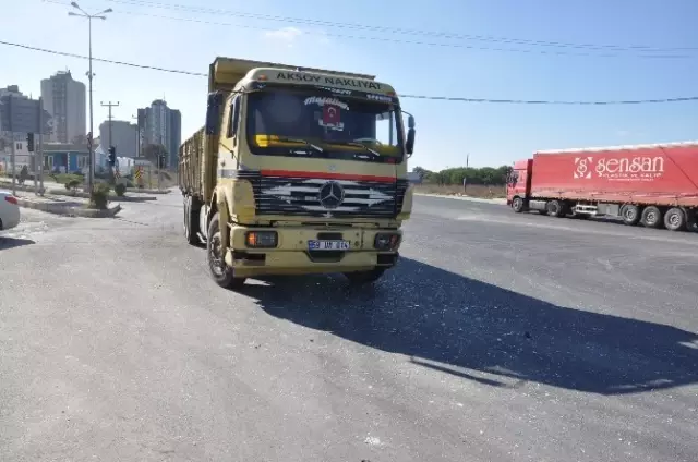 Kamyon ile Otomobilin Çarpışma Anı Güvenlik Kamerasında
