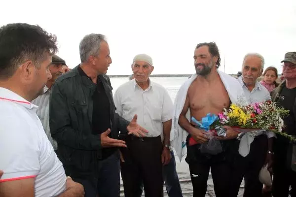 Rekortmen Yüzücü Şehitler Anısına Kabatepe'den Gökçeada'ya Yüzdü