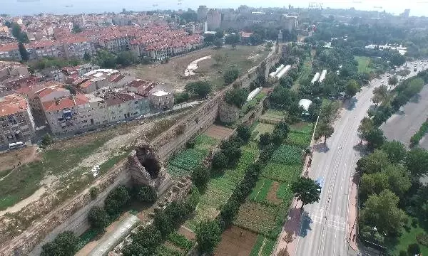 Prof. Ahunbay: Bir Sonraki Deprem Gelmeden İstanbul Surları'na Sahip Çıkmamız Gerekiyor Prof. Ahunbay: Bir Sonraki Deprem Gelmeden İstanbul Surları'na Sahip Çıkmamız Gerekiyor