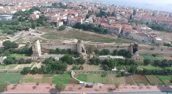 Prof. Ahunbay: Bir Sonraki Deprem Gelmeden İstanbul Surları'na Sahip Çıkmamız Gerekiyor Prof. Ahunbay: Bir Sonraki Deprem Gelmeden İstanbul Surları'na Sahip Çıkmamız Gerekiyor