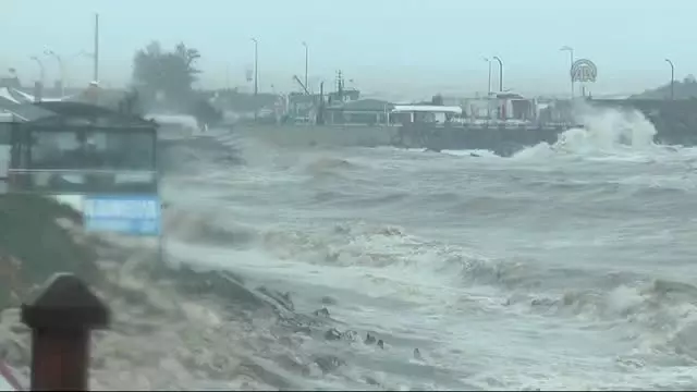 Kuvvetli Lodos Nedeniyle Dalga Boyu 6 Metreye Ulaştı Kuvvetli Lodos Nedeniyle Dalga Boyu 6 Metreye Ulaştı