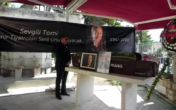 Tomris İncer, Çok Sevdiği Foça'da Son Yolculuğuna Uğurlandı