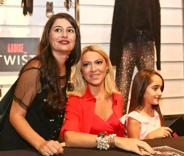 Hadise Antalya'da Koleksiyon Tanıttı, İmza Dağıttı