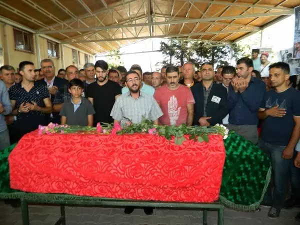 Ankara'daki Saldırıda Ölen Ali Deniz Uzatmaz Toprağa Verildi Ankara'daki Saldırıda Ölen Ali Deniz Uzatmaz Toprağa Verildi