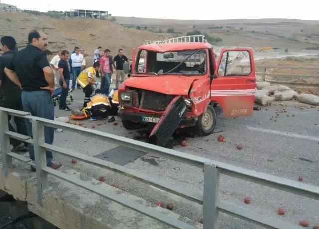 Tekeri Patlayan Kamyonet Köprünün Bariyerlerine Çarptı Tekeri Patlayan Kamyonet Köprünün Bariyerlerine Çarptı