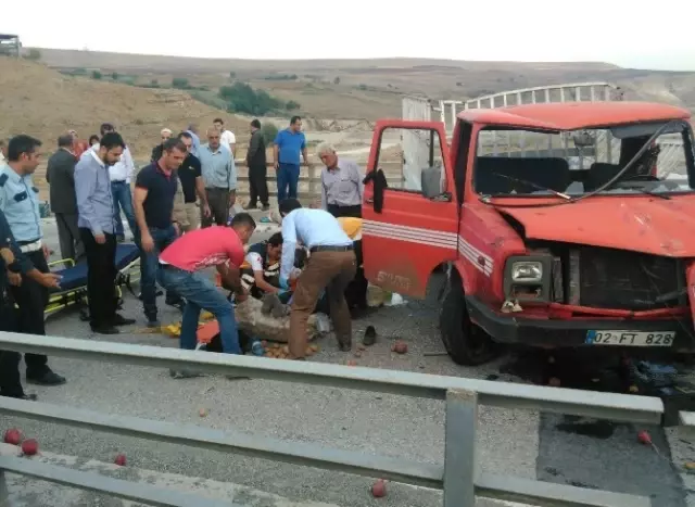 Tekeri Patlayan Kamyonet Köprünün Bariyerlerine Çarptı Tekeri Patlayan Kamyonet Köprünün Bariyerlerine Çarptı