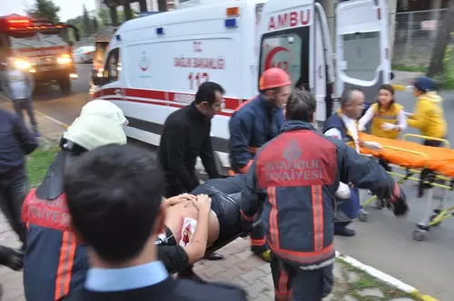 Virajı Alamayan Otomobil Köprüden Uçtu: 4 Yaralı Virajı Alamayan Otomobil Köprüden Uçtu: 4 Yaralı