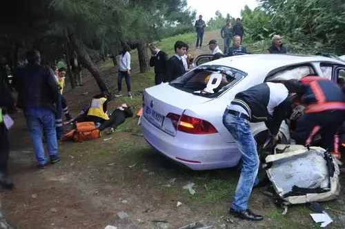 Virajı Alamayan Otomobil Köprüden Uçtu: 4 Yaralı Virajı Alamayan Otomobil Köprüden Uçtu: 4 Yaralı