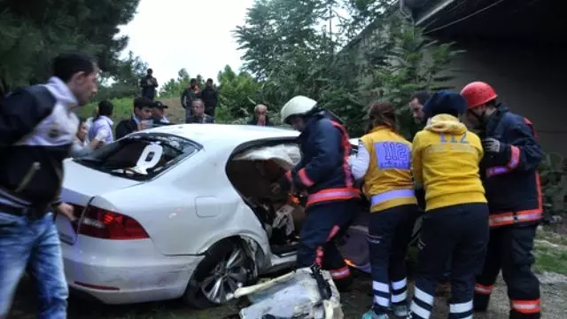 Virajı Alamayan Otomobil Köprüden Uçtu: 4 Yaralı Virajı Alamayan Otomobil Köprüden Uçtu: 4 Yaralı
