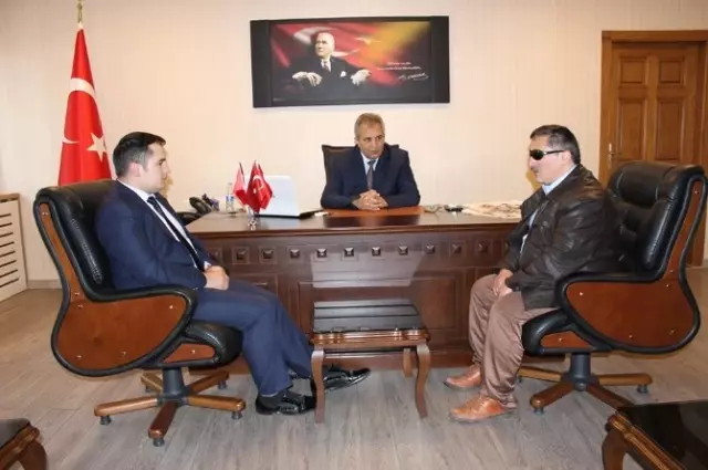 Görme Engellilerden Kaymakam Yapıcı'ya Ziyaret Görme Engellilerden Kaymakam Yapıcı'ya Ziyaret