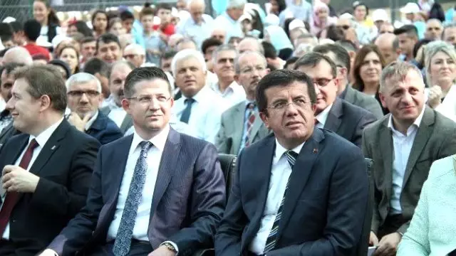 Bakan Zeybekci Halı Sahaların Açılışına Katıldı Bakan Zeybekci Halı Sahaların Açılışına Katıldı