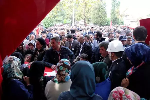 Şehit Polis Furkan Çelik, Akyazı'da Törenle Toprağa Verildi Şehit Polis Furkan Çelik, Akyazı'da Törenle Toprağa Verildi